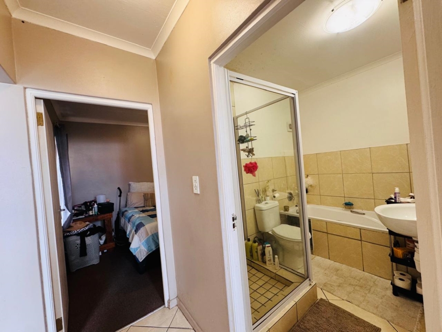 2 Bedroom Property for Sale in Whispering Pines Western Cape